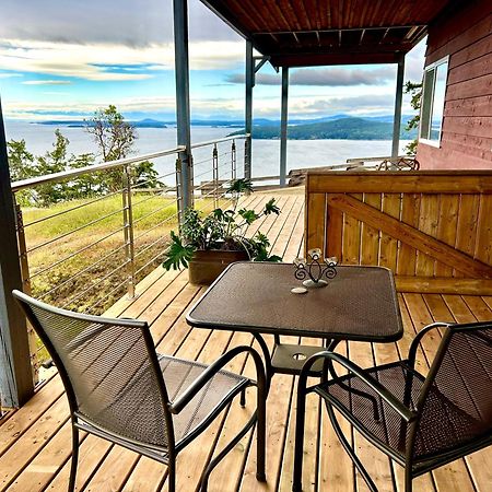 Shangri-La Oceanfront Vacation Home Bedwell Harbour エクステリア 写真