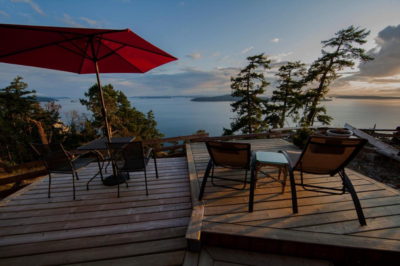 Shangri-La Oceanfront Vacation Home Bedwell Harbour エクステリア 写真