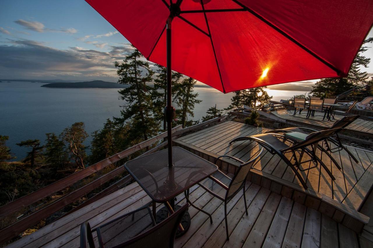 Shangri-La Oceanfront Vacation Home Bedwell Harbour エクステリア 写真