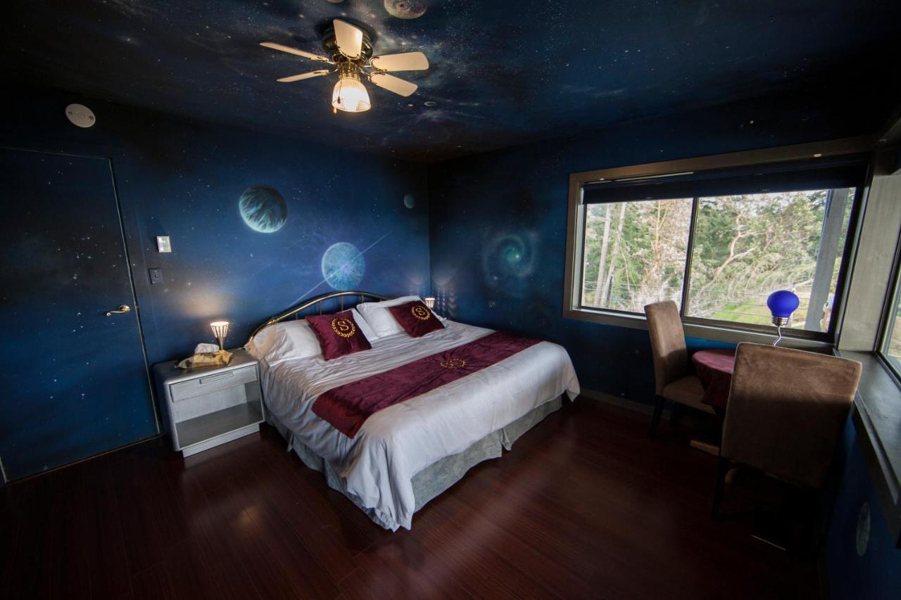Shangri-La Oceanfront Vacation Home Bedwell Harbour エクステリア 写真
