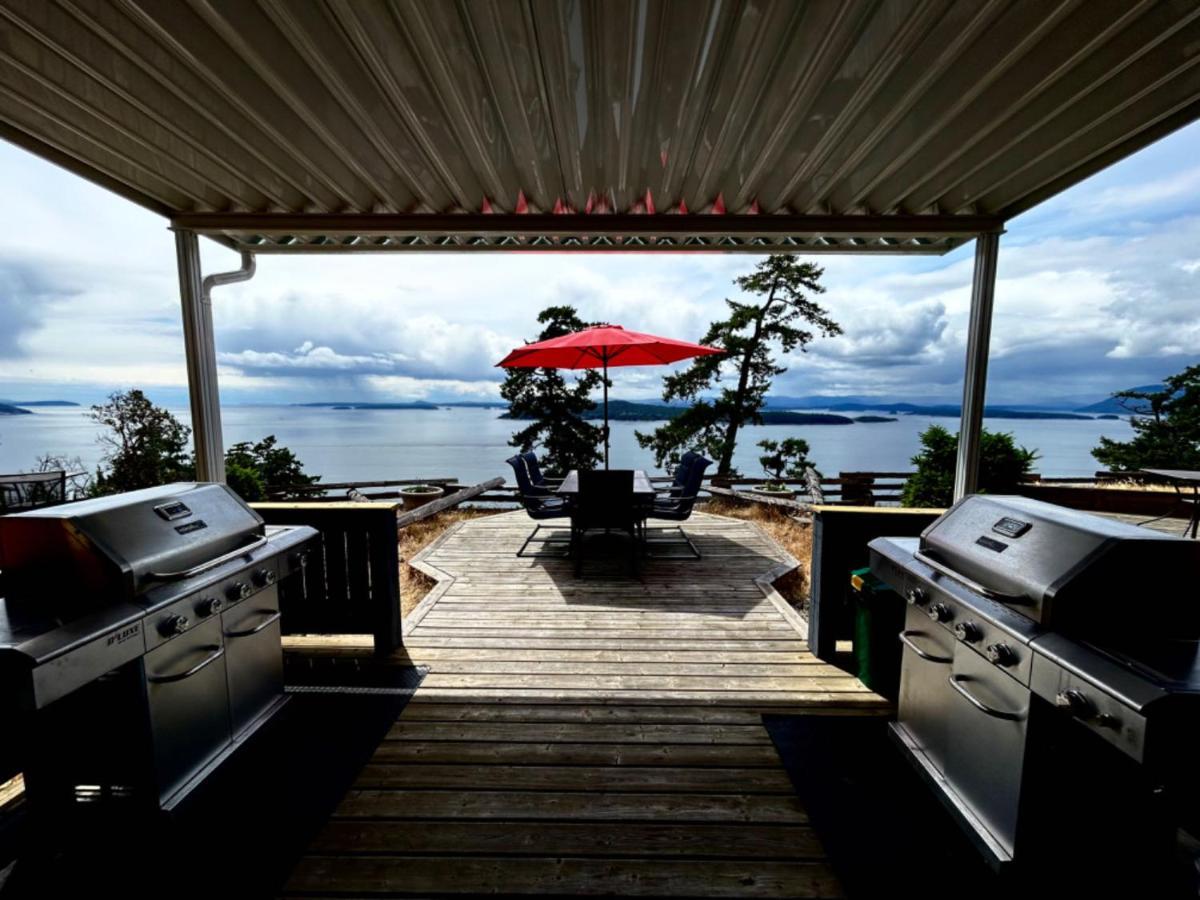 Shangri-La Oceanfront Vacation Home Bedwell Harbour エクステリア 写真