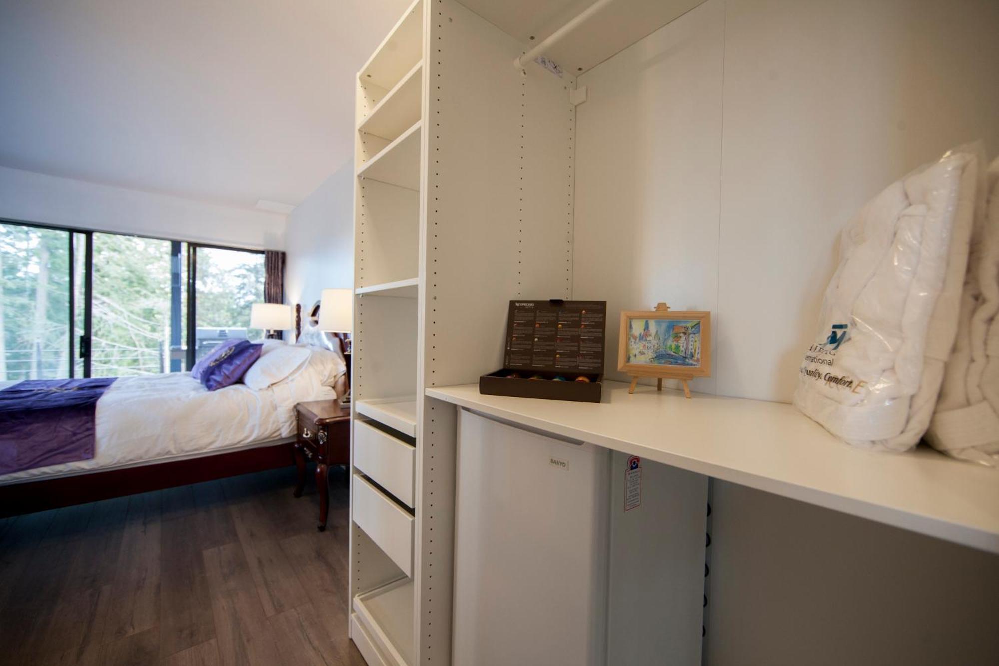 Shangri-La Oceanfront Vacation Home Bedwell Harbour エクステリア 写真