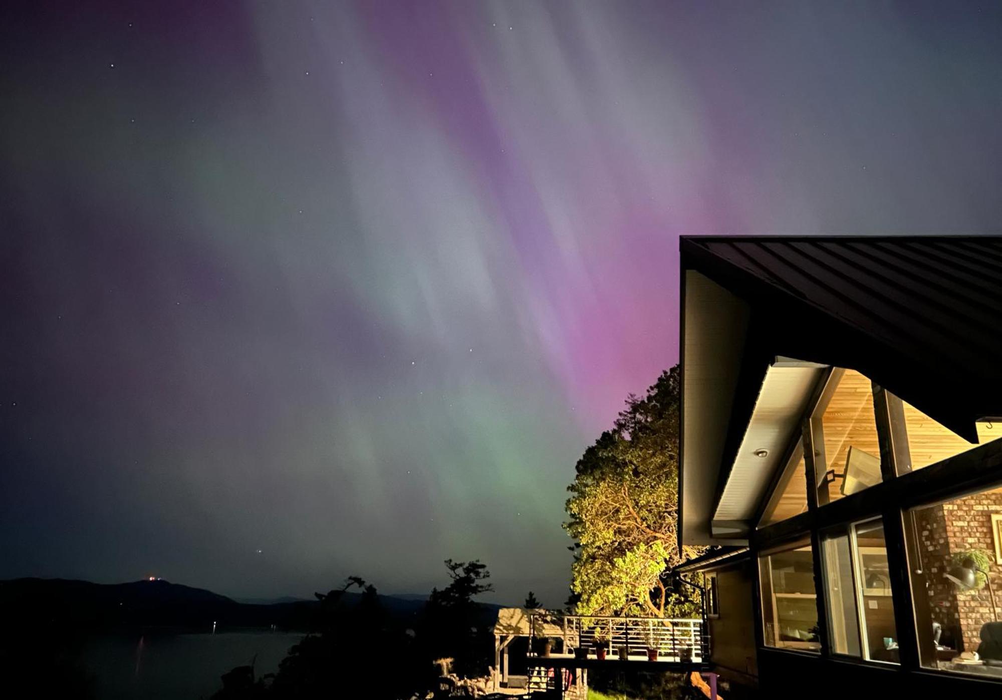 Shangri-La Oceanfront Vacation Home Bedwell Harbour エクステリア 写真