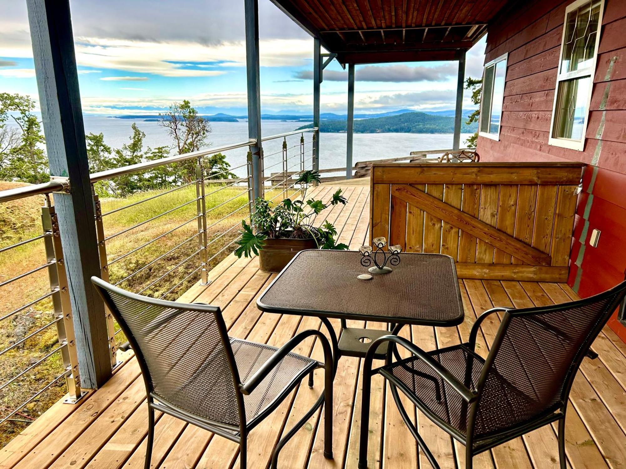 Shangri-La Oceanfront Vacation Home Bedwell Harbour エクステリア 写真