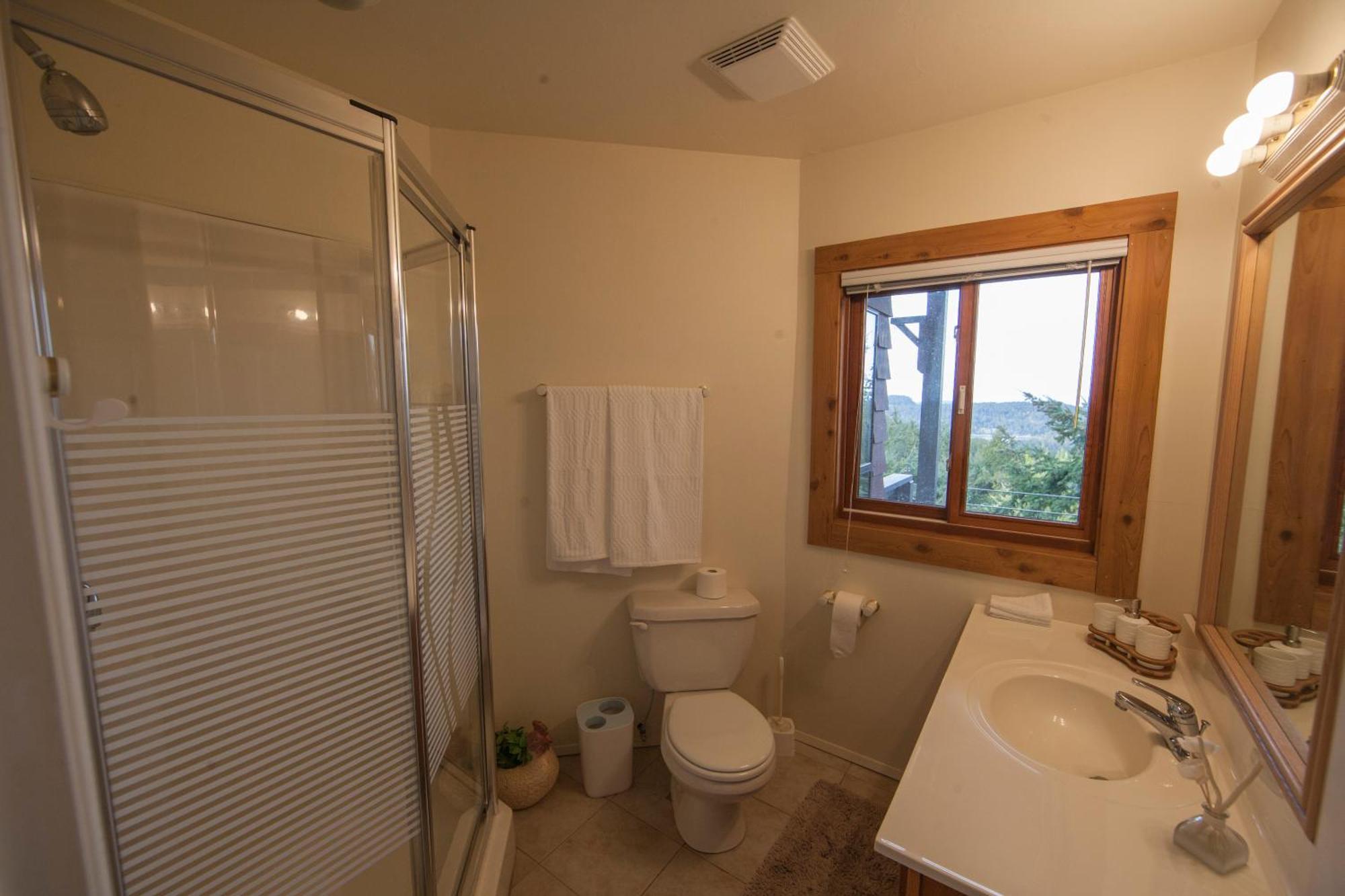 Shangri-La Oceanfront Vacation Home Bedwell Harbour 部屋 写真
