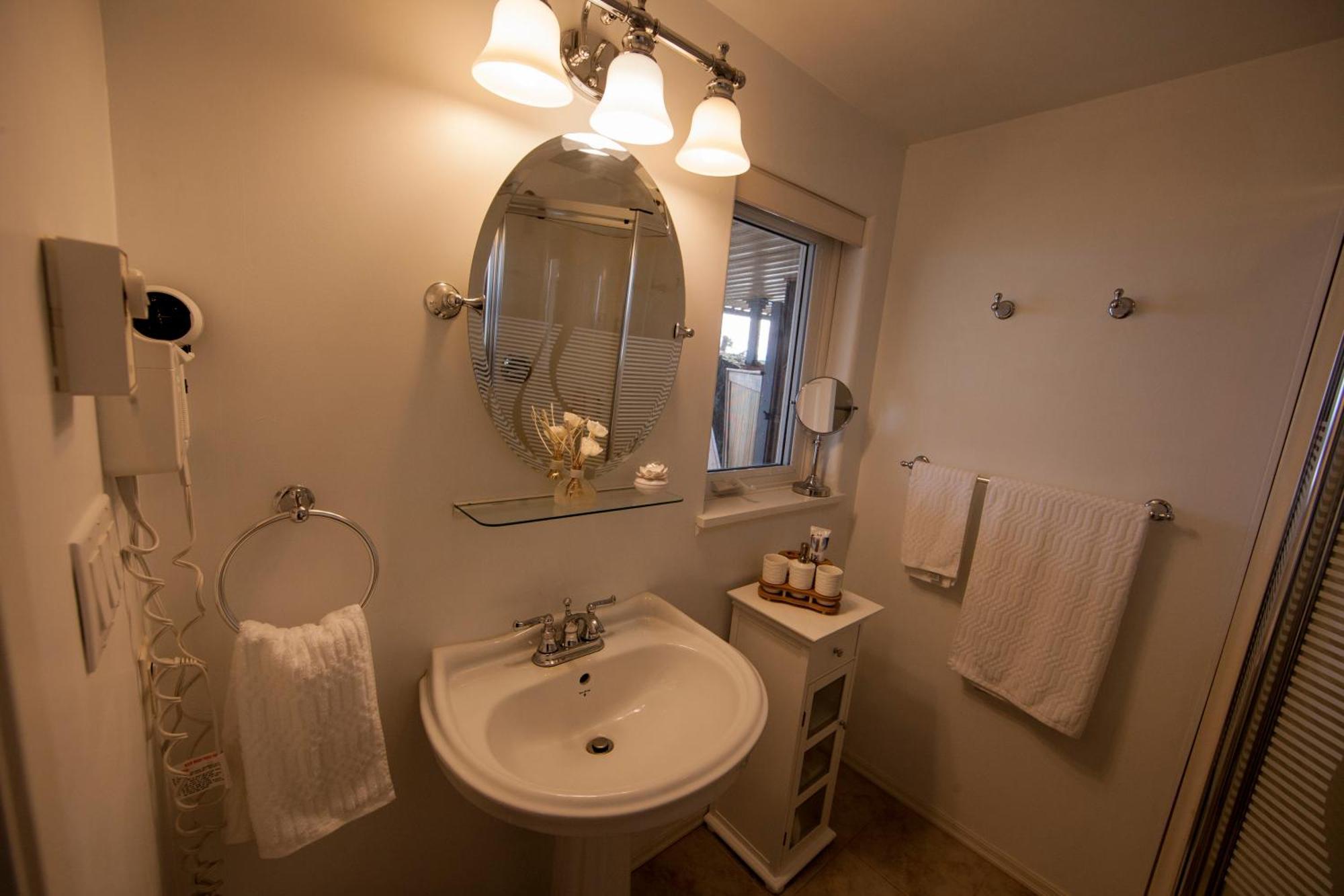 Shangri-La Oceanfront Vacation Home Bedwell Harbour エクステリア 写真