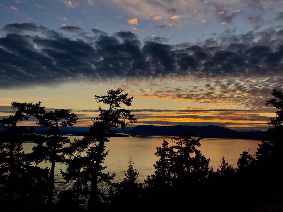 Shangri-La Oceanfront Vacation Home Bedwell Harbour エクステリア 写真