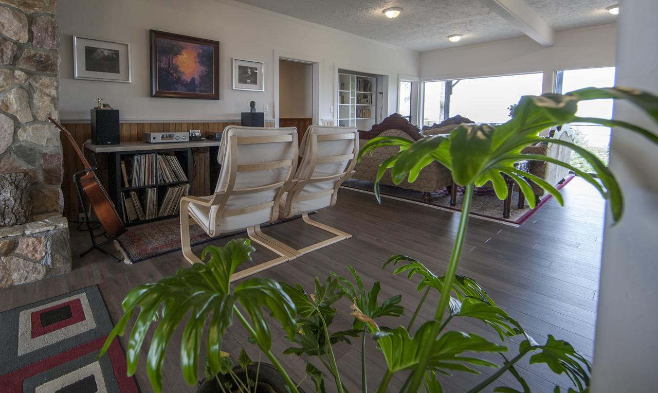 Shangri-La Oceanfront Vacation Home Bedwell Harbour エクステリア 写真
