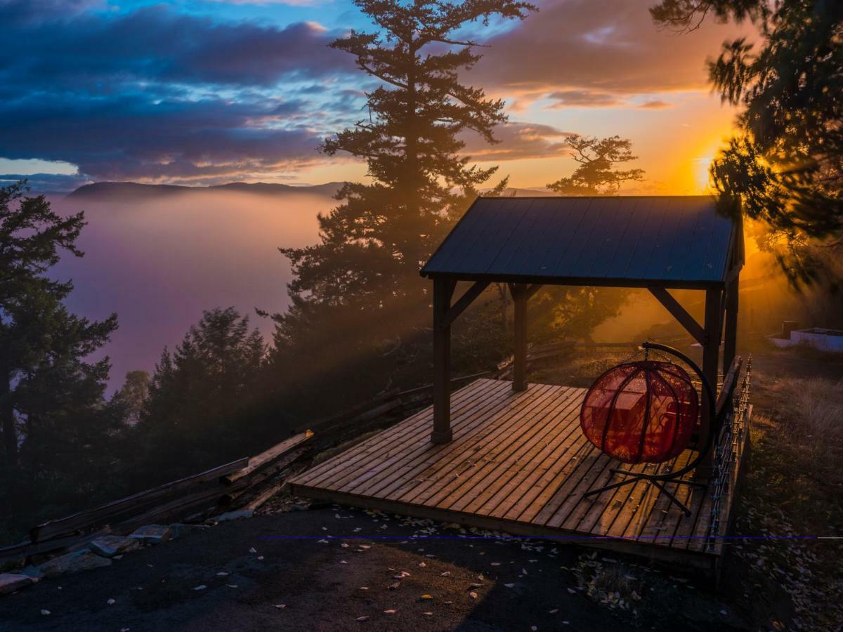 Shangri-La Oceanfront Vacation Home Bedwell Harbour エクステリア 写真