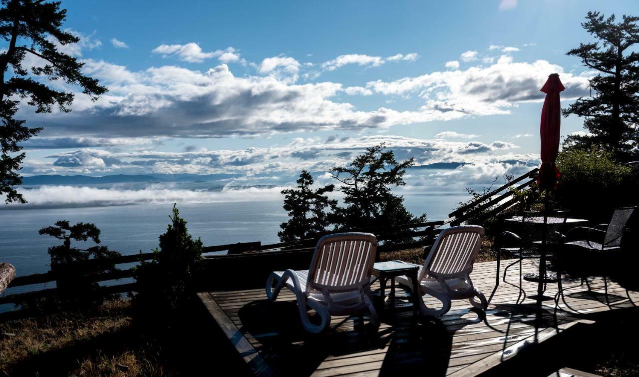 Shangri-La Oceanfront Vacation Home Bedwell Harbour エクステリア 写真