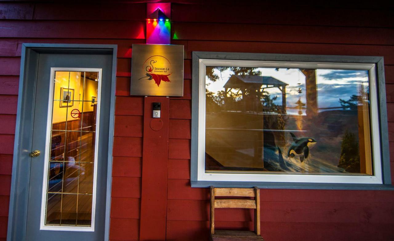 Shangri-La Oceanfront Vacation Home Bedwell Harbour エクステリア 写真