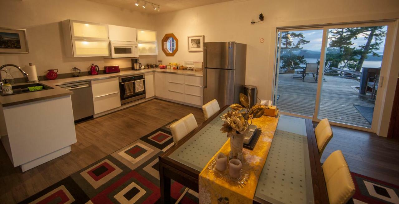 Shangri-La Oceanfront Vacation Home Bedwell Harbour エクステリア 写真
