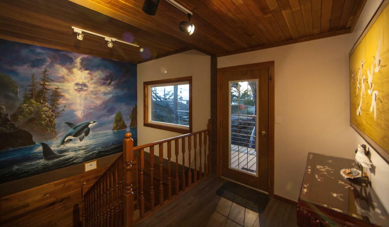Shangri-La Oceanfront Vacation Home Bedwell Harbour エクステリア 写真