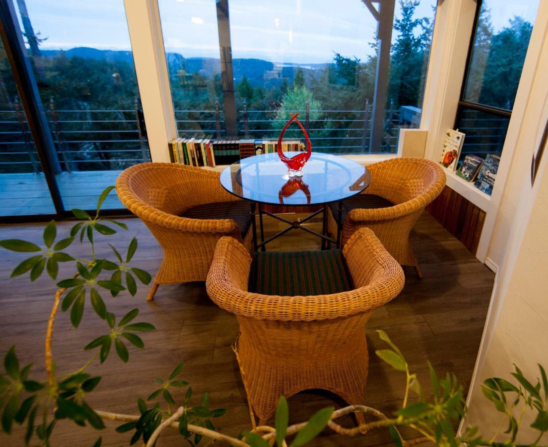 Shangri-La Oceanfront Vacation Home Bedwell Harbour エクステリア 写真