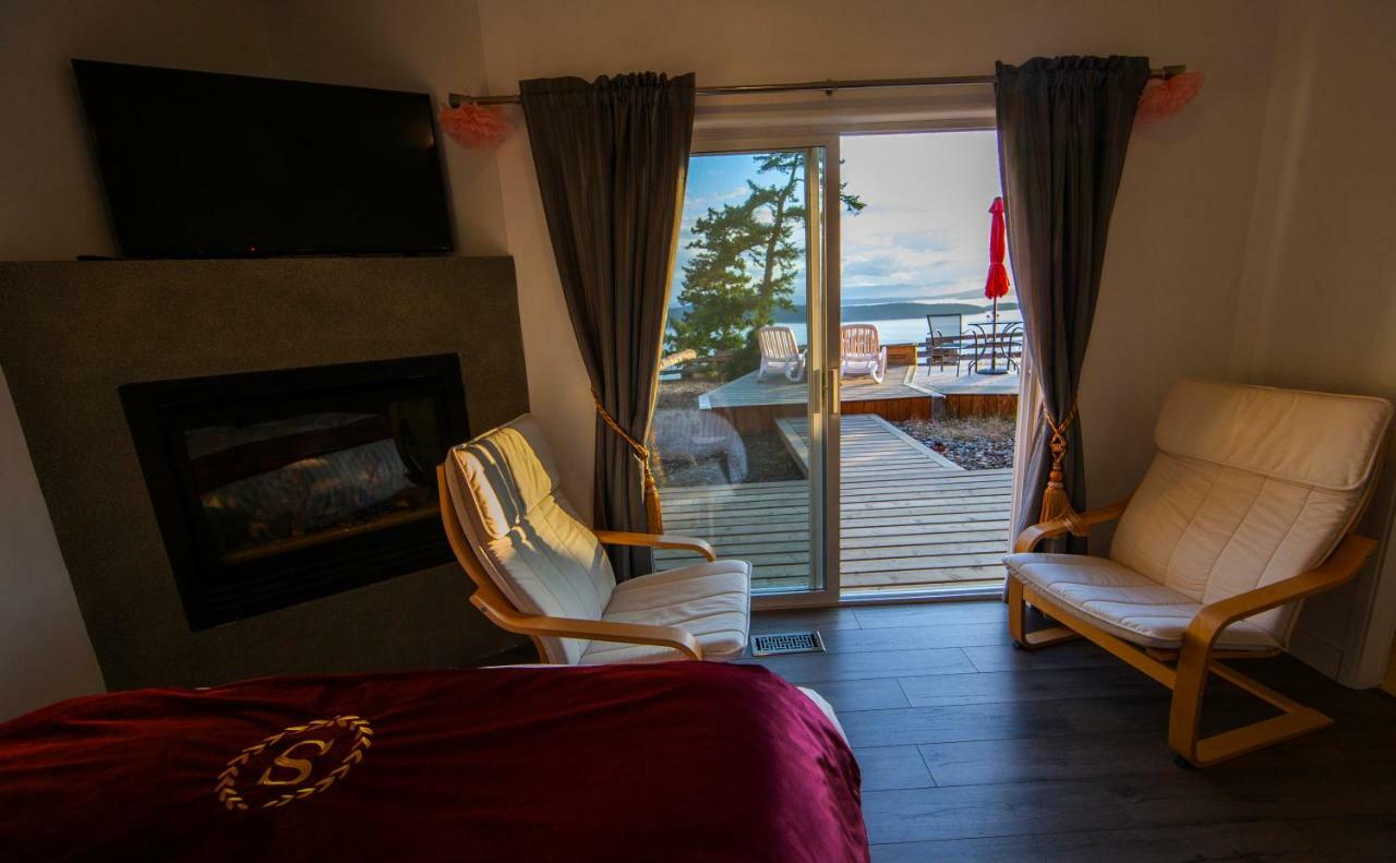 Shangri-La Oceanfront Vacation Home Bedwell Harbour エクステリア 写真
