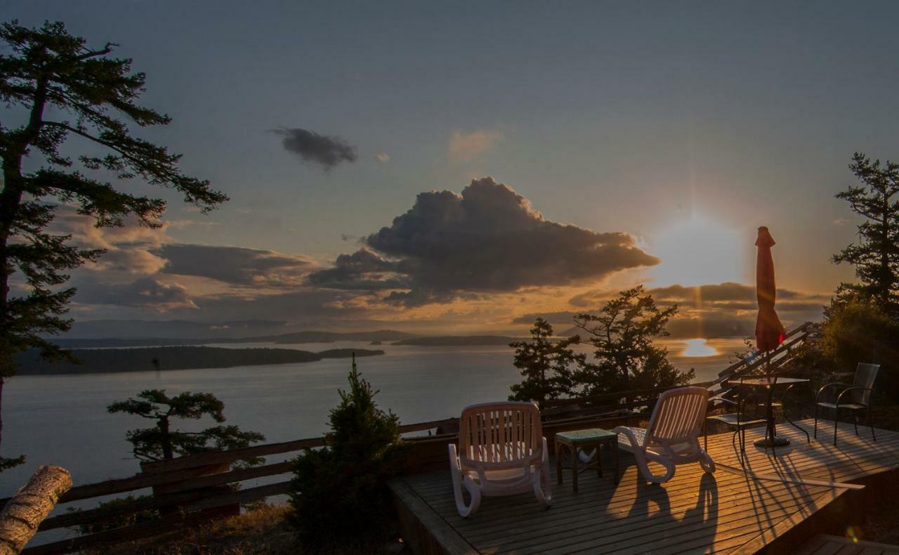 Shangri-La Oceanfront Vacation Home Bedwell Harbour エクステリア 写真
